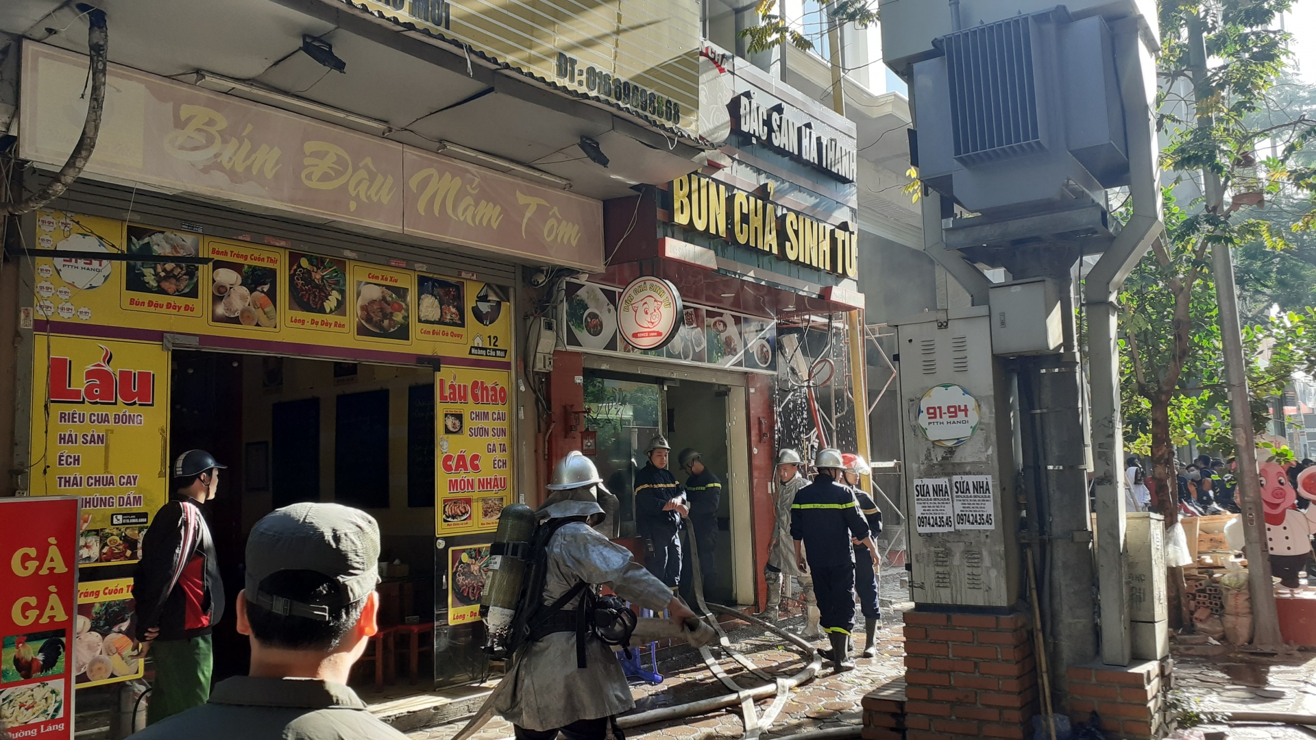 Cháy 2 quán bún trên phố Hoàng Cầu, Hà Nội chay 2 quan bun tren pho hoang cau ha noi