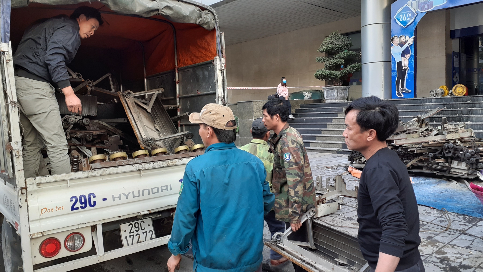 Cháy tại tòa nhà 71 Nguyễn Chí Thanh: Hàng chục người được giải cứu chay tai toa nha 71 nguyen chi thanh hang chuc nguoi duoc giai cuu