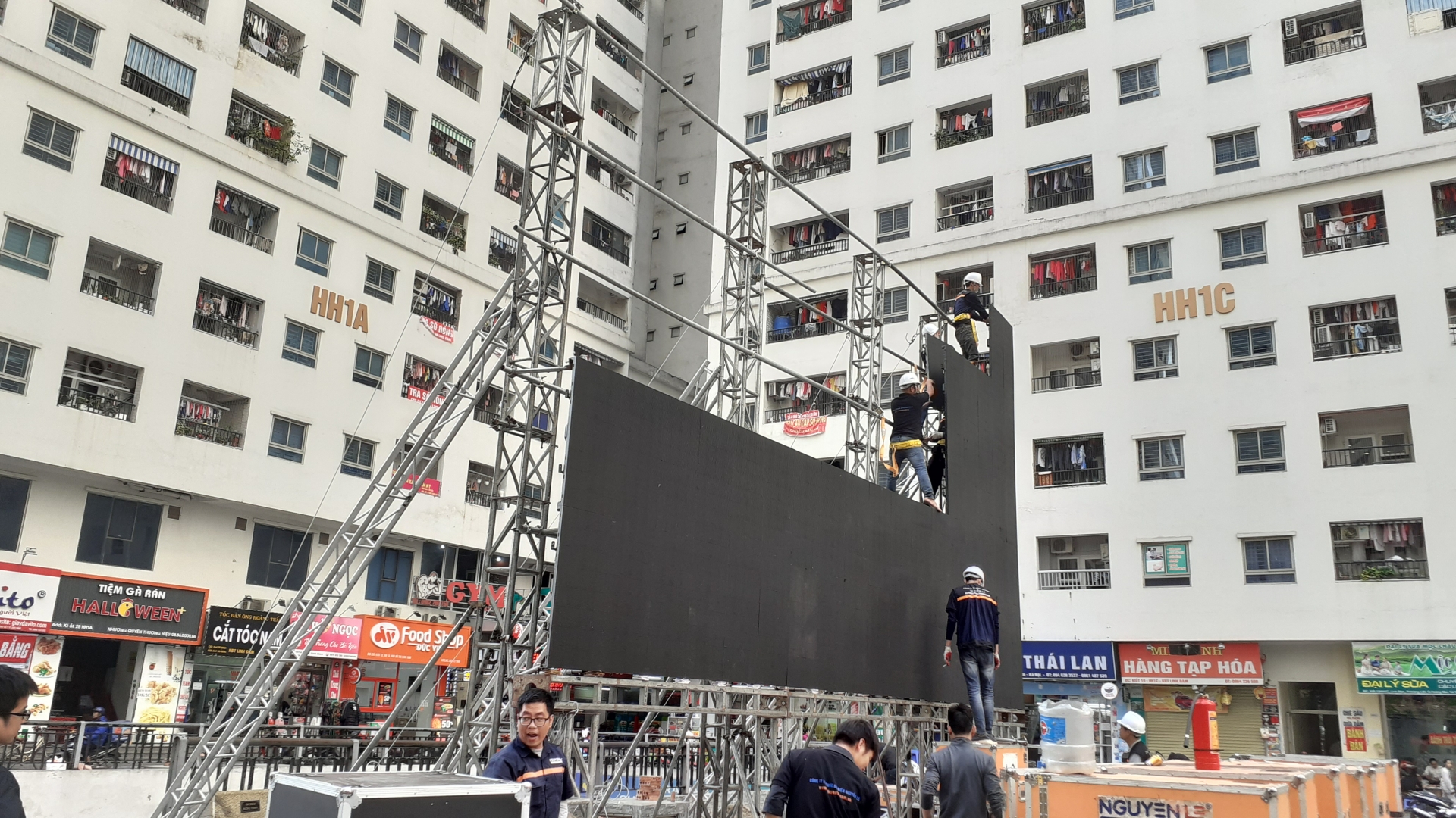 chung cu hh linh dam lap man hinh chieu 45m2 tiep lua u22 viet nam