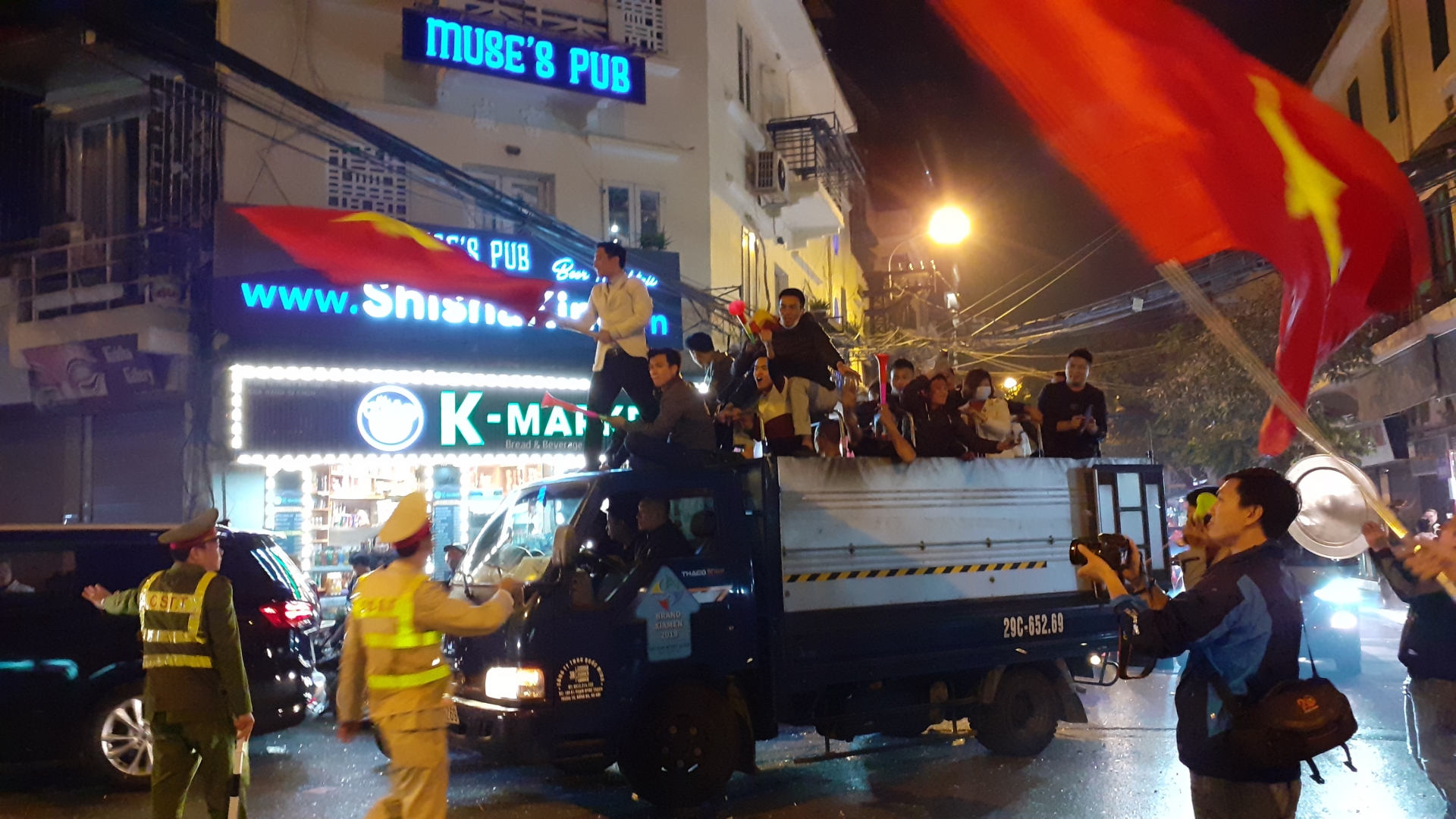 co dong vien phan khich net po giua long pho co mung vn chien thang