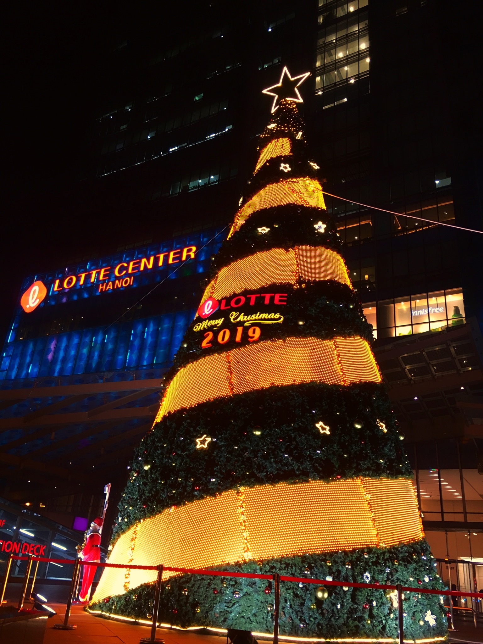 Không khí Noel ở Hà Nội: Rực rỡ sắc màu, ấm áp tình yêu thương khong khi noel o ha noi ruc ro sac mau am ap tinh yeu thuong