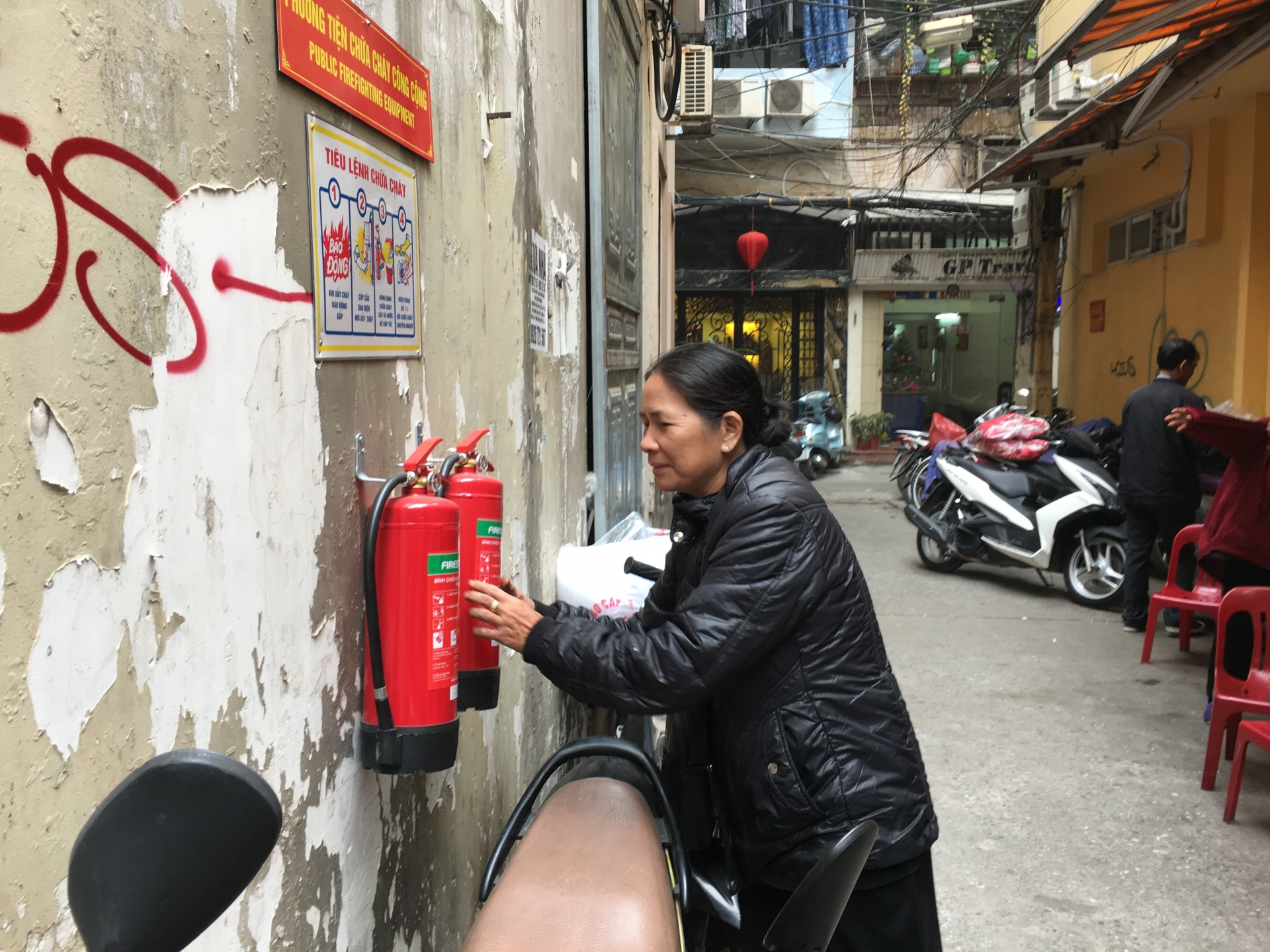 Phố cổ Hà Nội được trang bị phương tiện chữa cháy trong từng ngõ ngách cu dan pho co ha noi duoc trang bi phuong tien chua chay trong tung ngo ngach