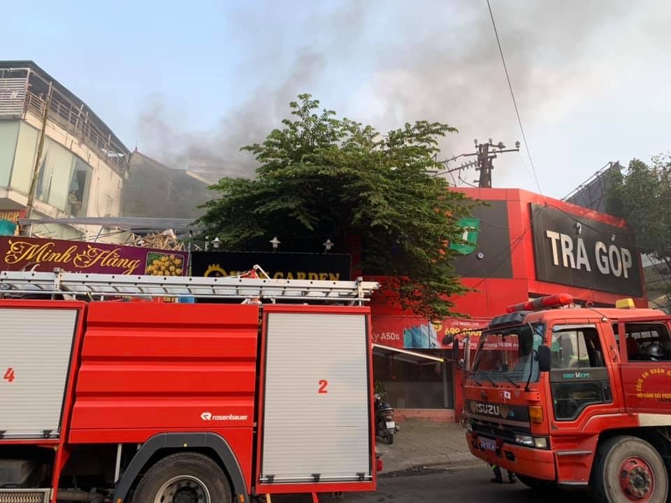 Cháy tại quán ăn vặt ở Cầu Giấy: "Là do tôi thắp hương nên bị cháy" chay tai quan an vat o cau giay la do toi thap huong nen bi chay