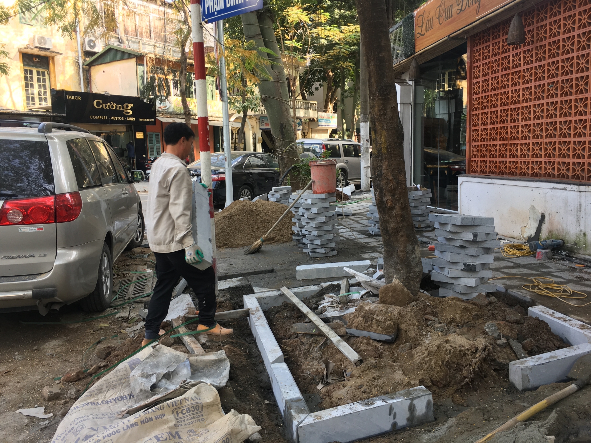 ha noi nhieu tuyen pho ngon ngang bui mu vi lat lai via he dip cuoi nam