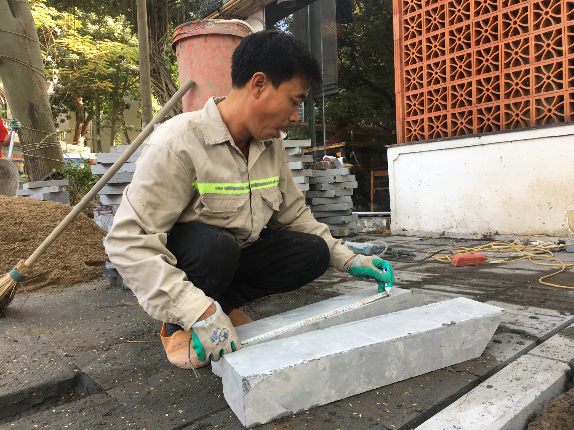 ha noi nhieu tuyen pho ngon ngang bui mu vi lat lai via he dip cuoi nam