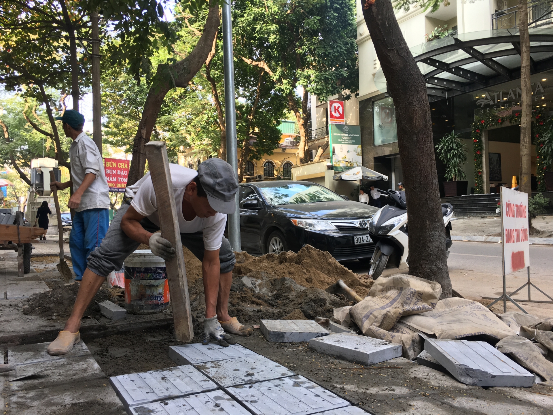 ha noi nhieu tuyen pho ngon ngang bui mu vi lat lai via he dip cuoi nam