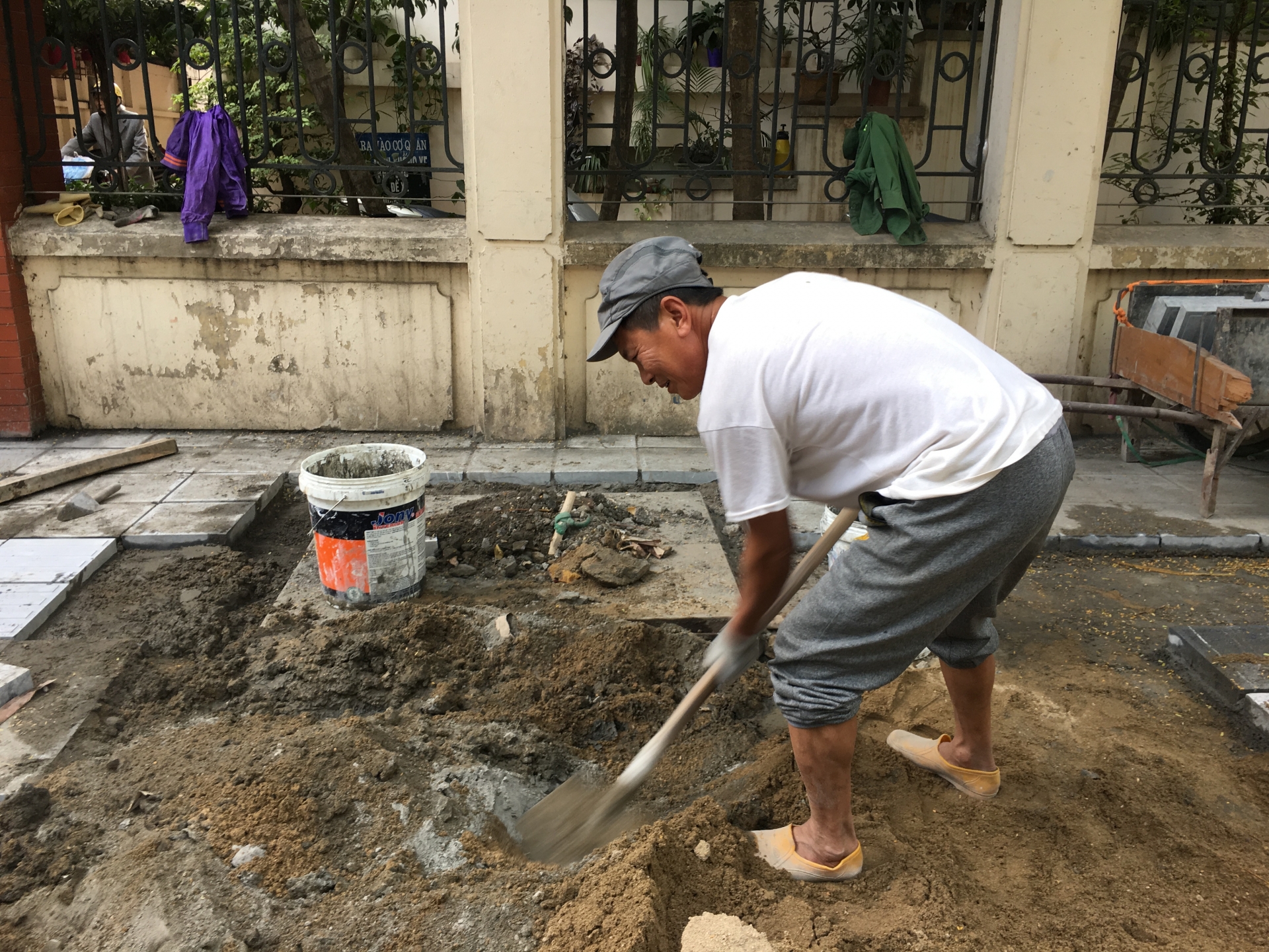 ha noi nhieu tuyen pho ngon ngang bui mu vi lat lai via he dip cuoi nam