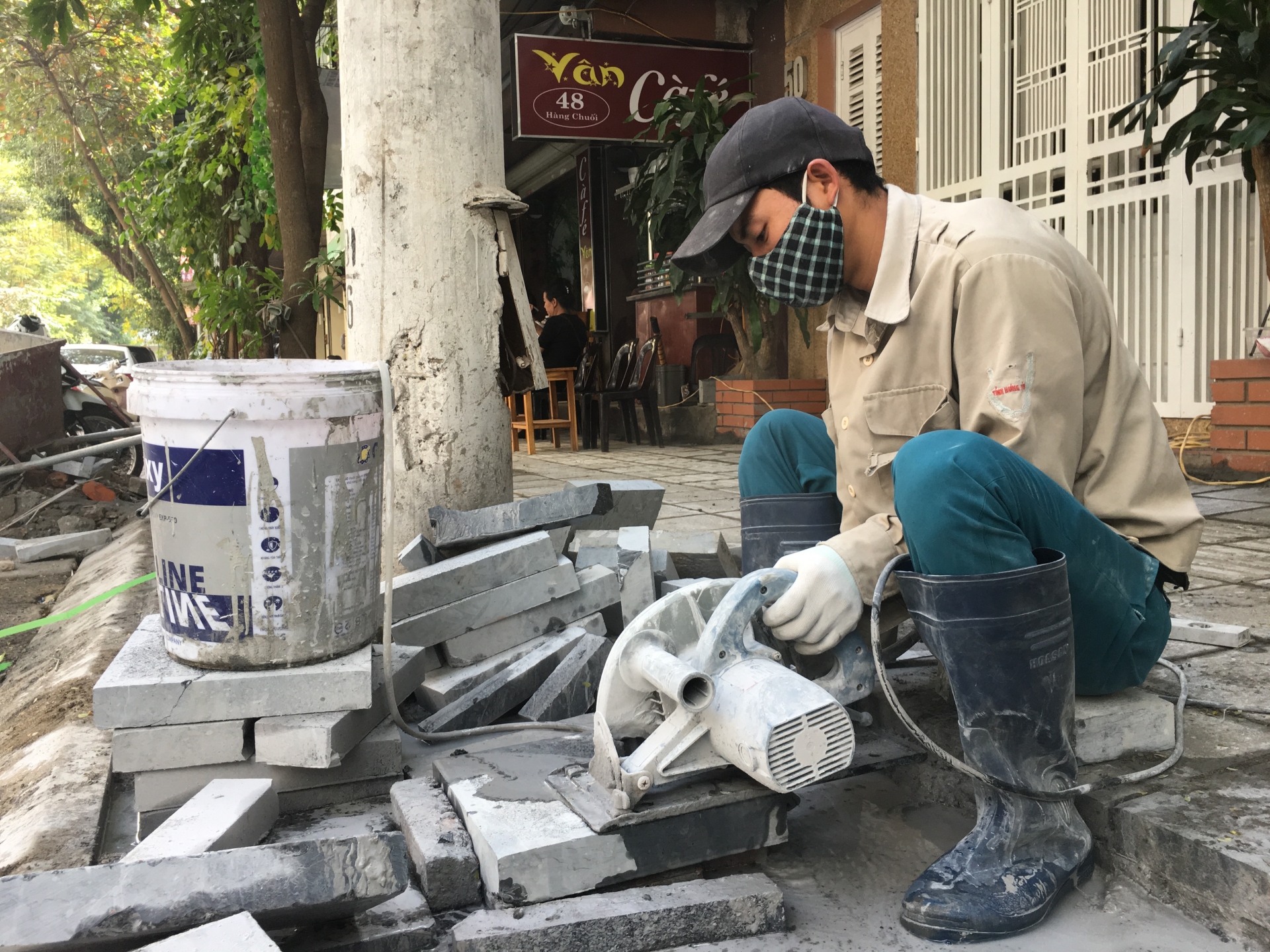 ha noi nhieu tuyen pho ngon ngang bui mu vi lat lai via he dip cuoi nam