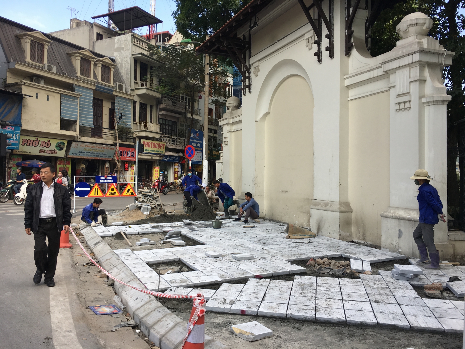 ha noi nhieu tuyen pho ngon ngang bui mu vi lat lai via he dip cuoi nam