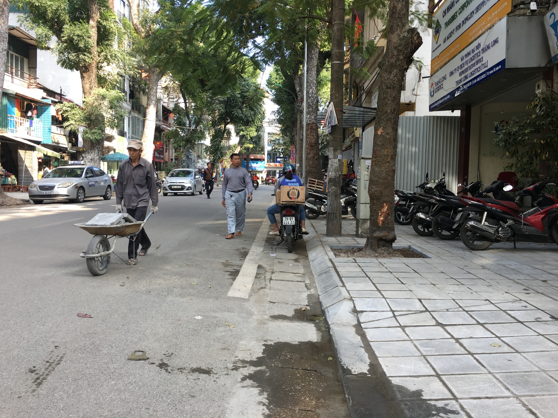 ha noi nhieu tuyen pho ngon ngang bui mu vi lat lai via he dip cuoi nam