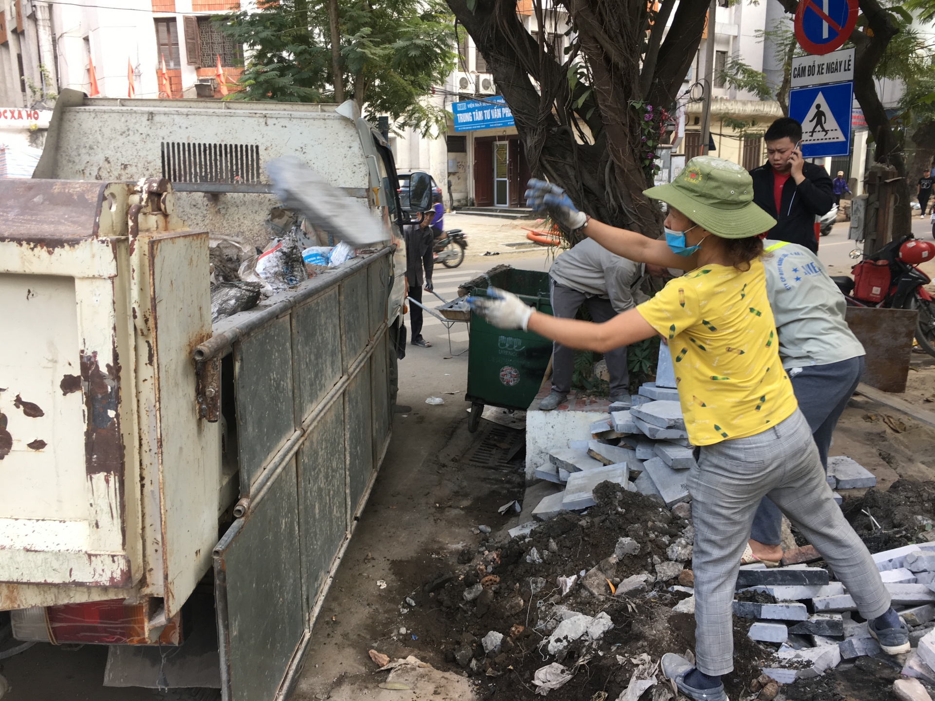 ha noi nhieu tuyen pho ngon ngang bui mu vi lat lai via he dip cuoi nam