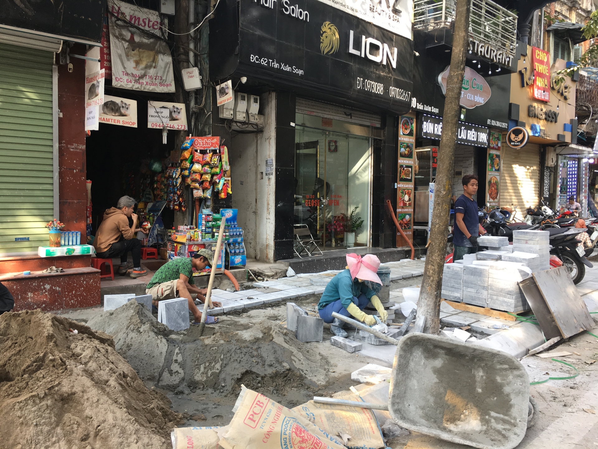 ha noi nhieu tuyen pho ngon ngang bui mu vi lat lai via he dip cuoi nam