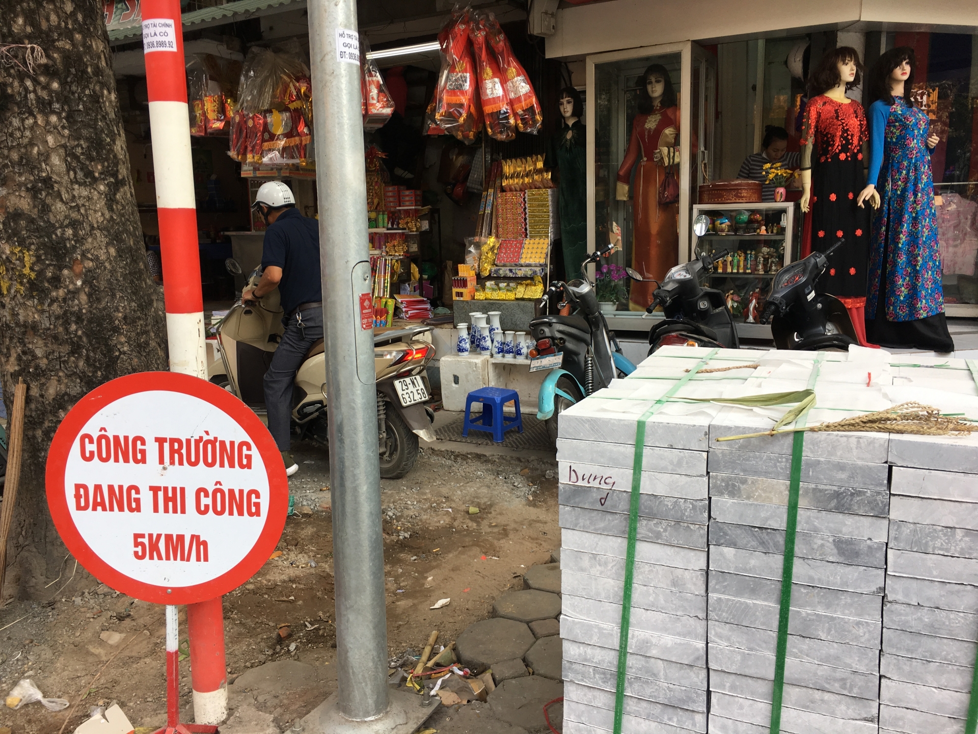 ha noi nhieu tuyen pho ngon ngang bui mu vi lat lai via he dip cuoi nam