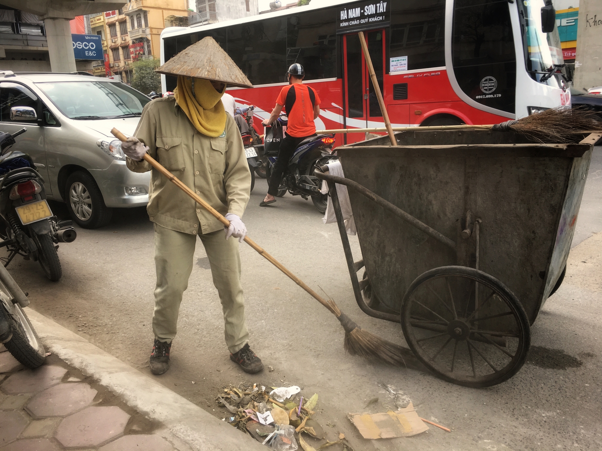 Người dân bịt kín mặt vì bụi bẩn trên "con đường đau khổ" ở Thủ đô nguoi dan bit kin mat vi bui ban tren con duong dau kho o thu do