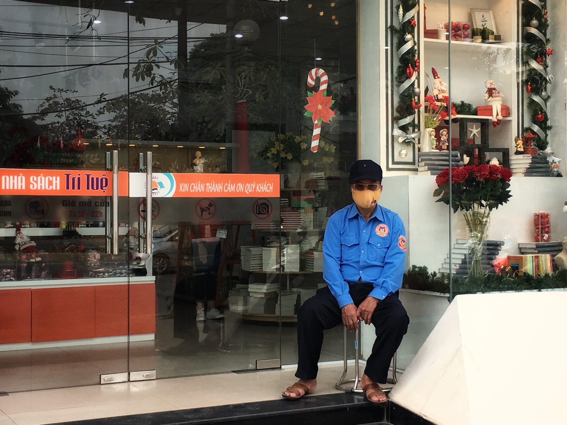 Người dân bịt kín mặt vì bụi bẩn trên "con đường đau khổ" ở Thủ đô nguoi dan bit kin mat vi bui ban tren con duong dau kho o thu do