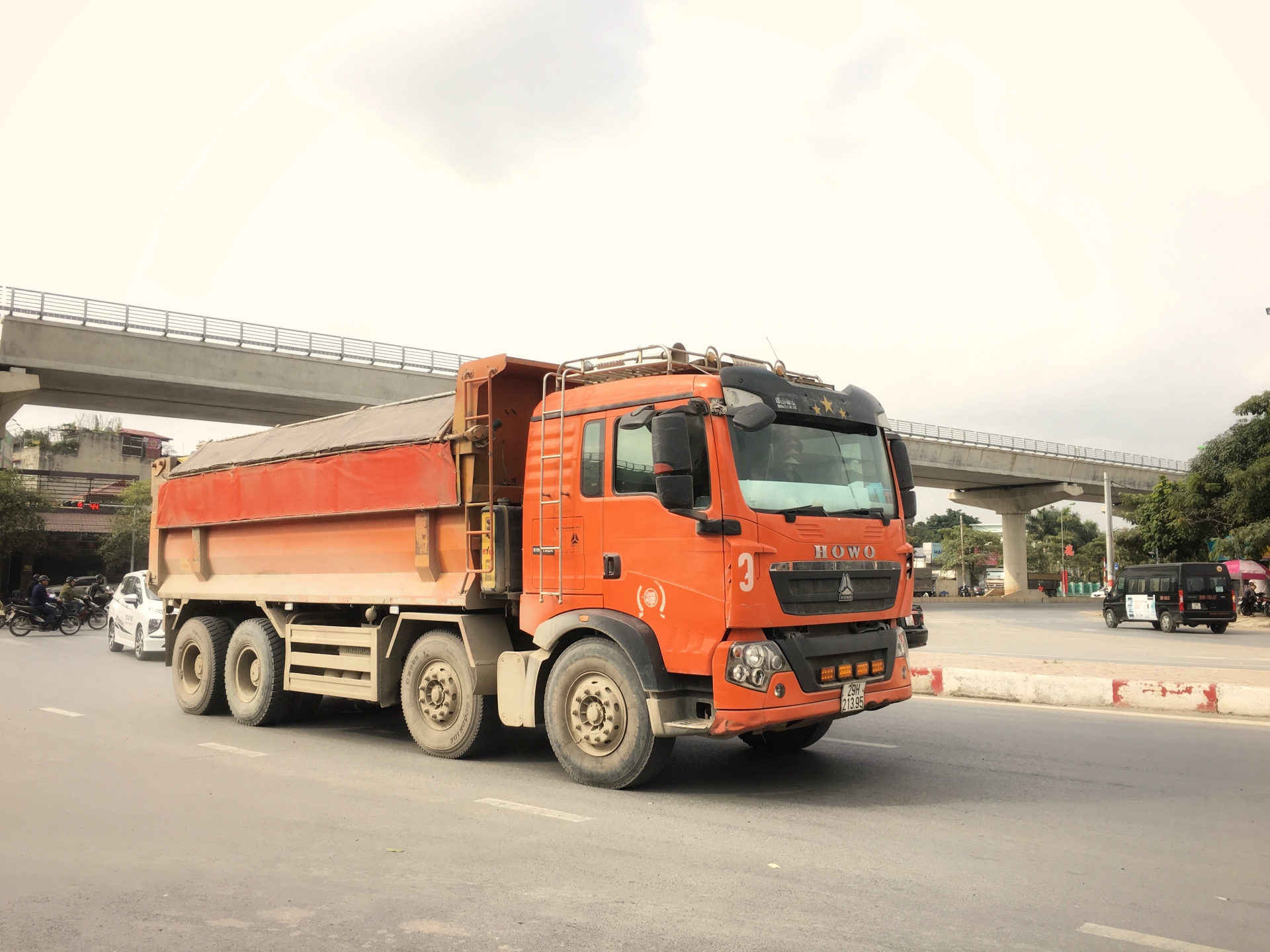 Người dân bịt kín mặt vì bụi bẩn trên "con đường đau khổ" ở Thủ đô nguoi dan bit kin mat vi bui ban tren con duong dau kho o thu do