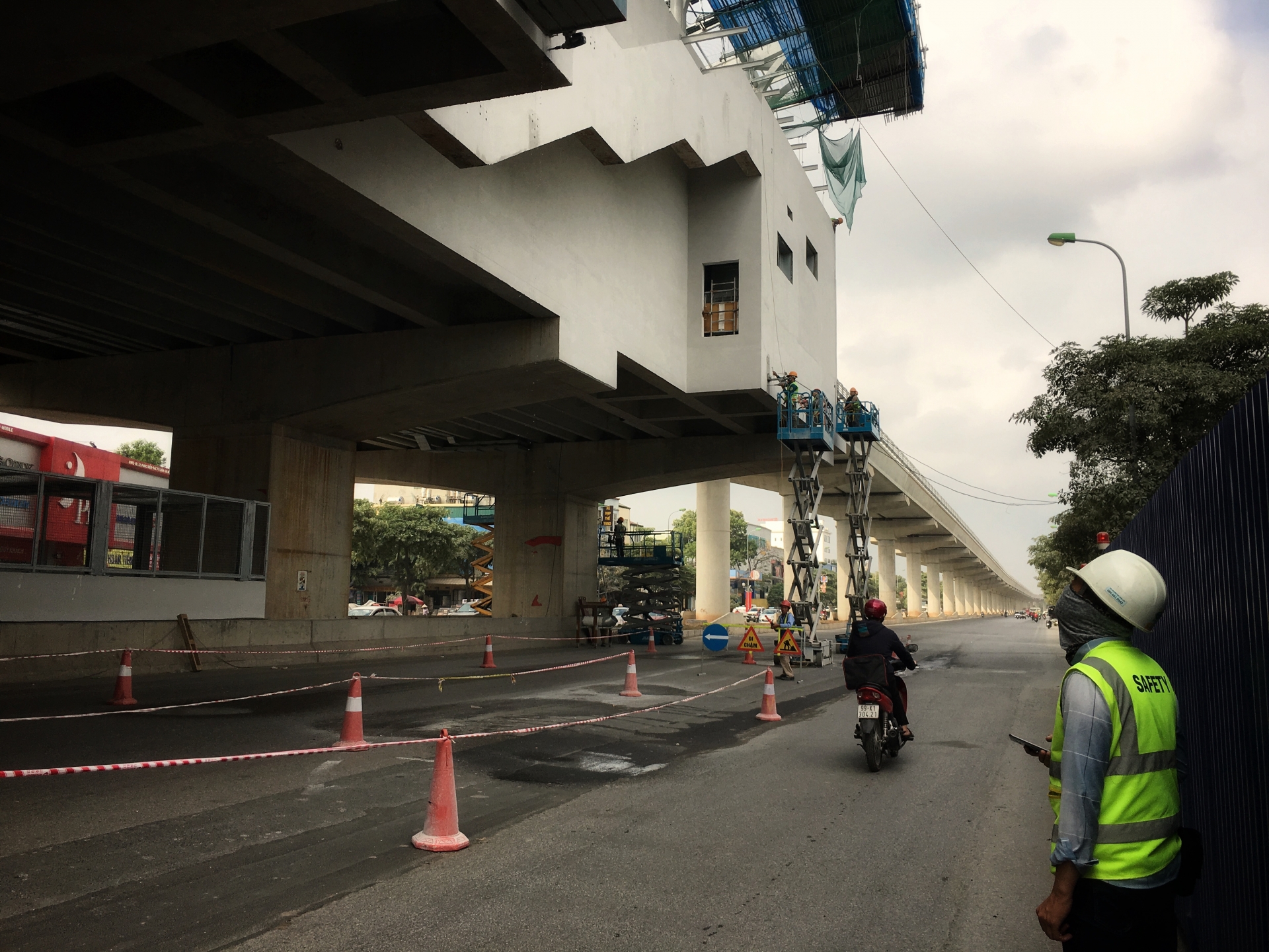 Người dân bịt kín mặt vì bụi bẩn trên "con đường đau khổ" ở Thủ đô nguoi dan bit kin mat vi bui ban tren con duong dau kho o thu do