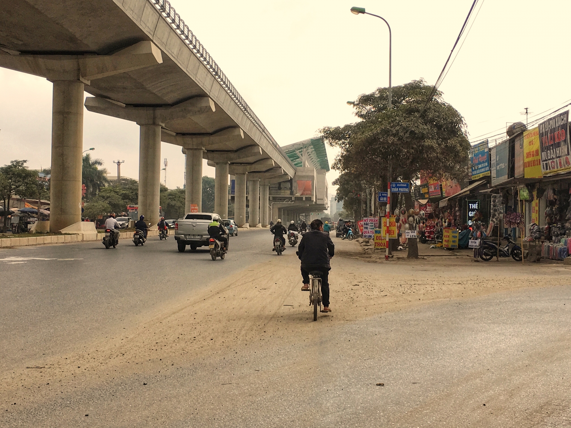 Người dân bịt kín mặt vì bụi bẩn trên "con đường đau khổ" ở Thủ đô nguoi dan bit kin mat vi bui ban tren con duong dau kho o thu do