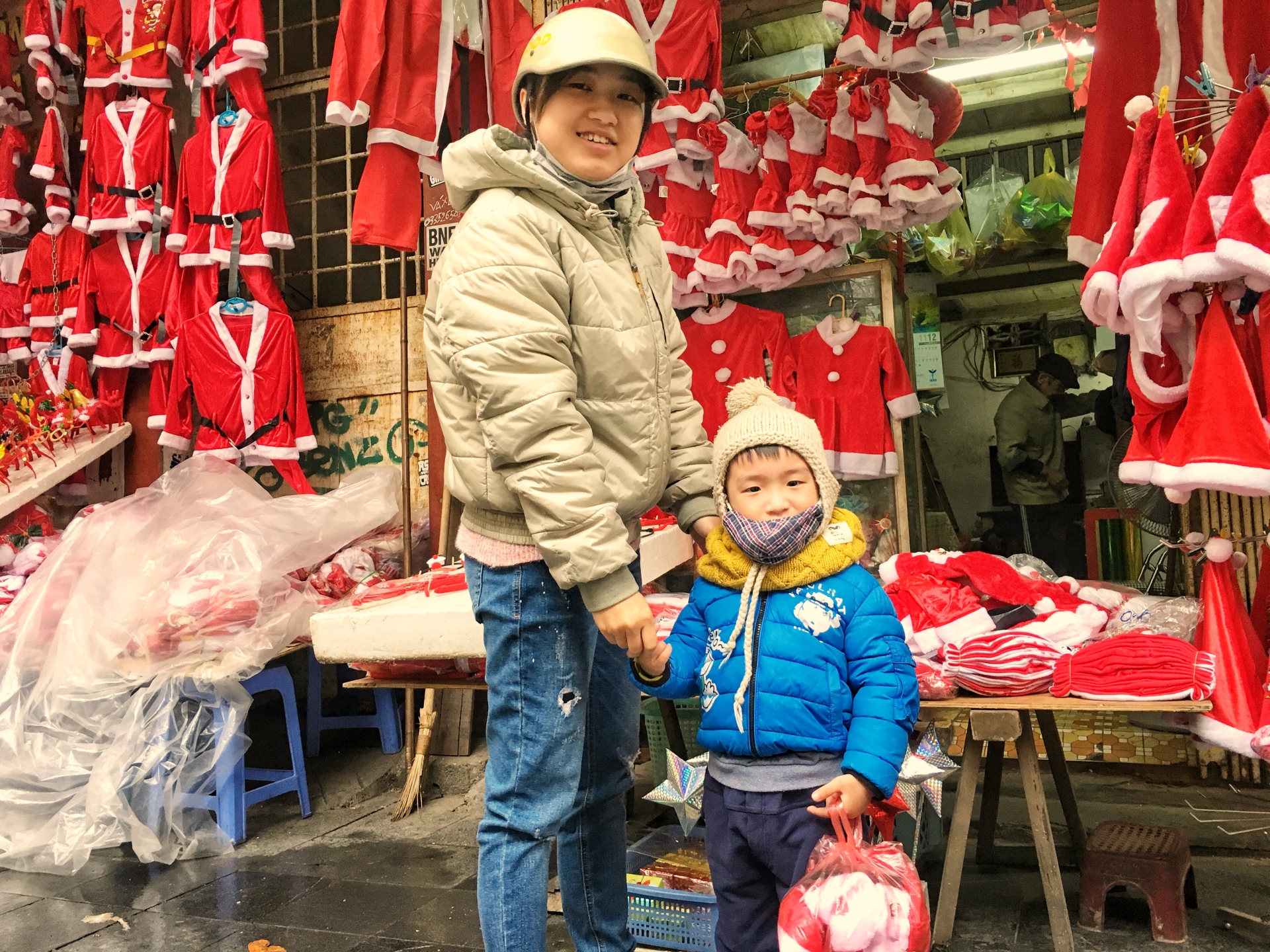 Không khí Noel ở Hà Nội: Rực rỡ sắc màu, ấm áp tình yêu thương khong khi noel o ha noi ruc ro sac mau am ap tinh yeu thuong