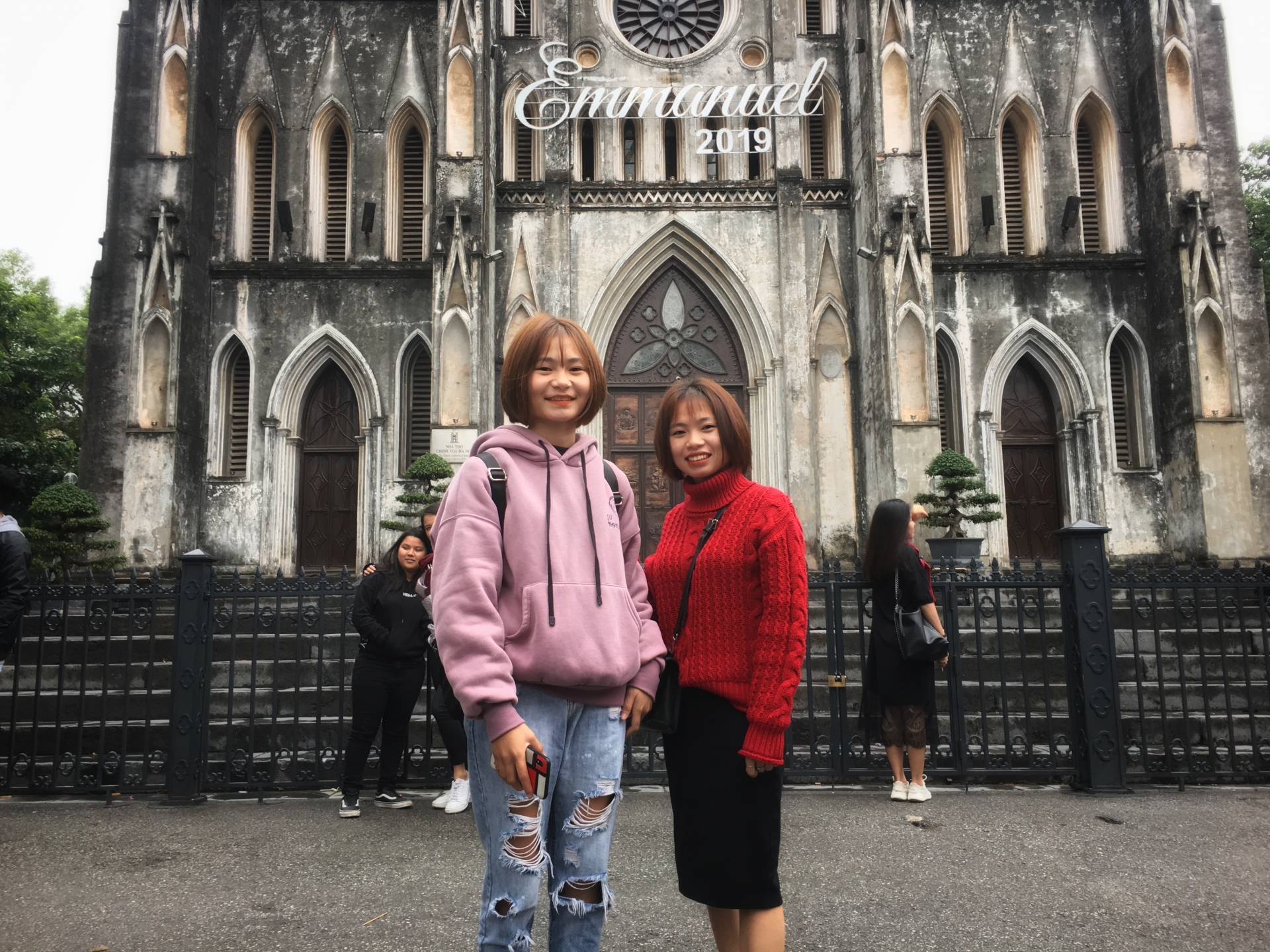 Không khí Noel ở Hà Nội: Rực rỡ sắc màu, ấm áp tình yêu thương khong khi noel o ha noi ruc ro sac mau am ap tinh yeu thuong