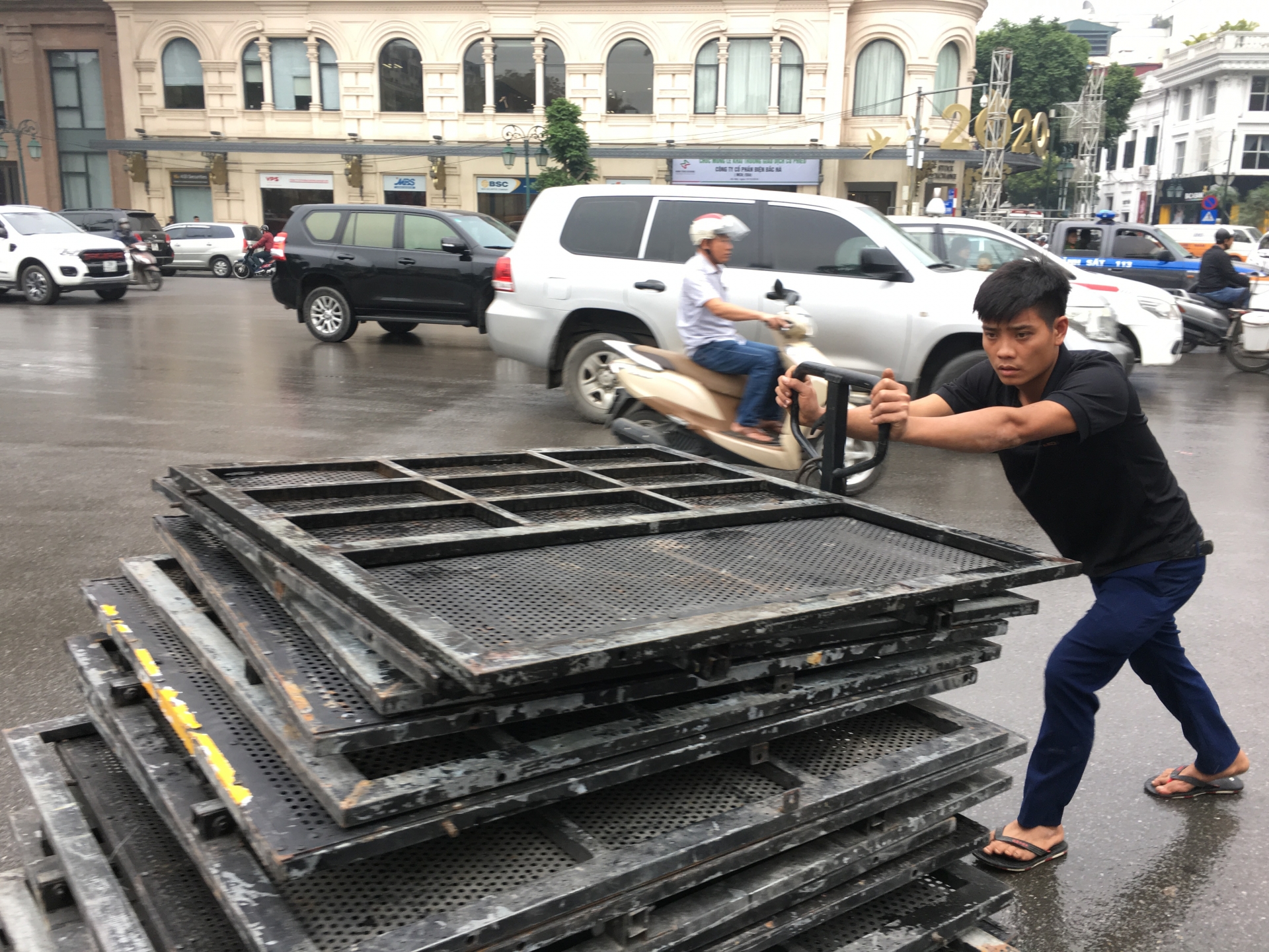 san khau da san sang nhieu nguoi lao dong hao hung don cho bua tiec countdown