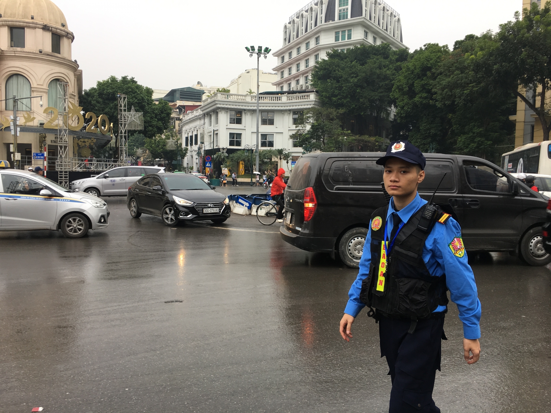 san khau da san sang nhieu nguoi lao dong hao hung don cho bua tiec countdown