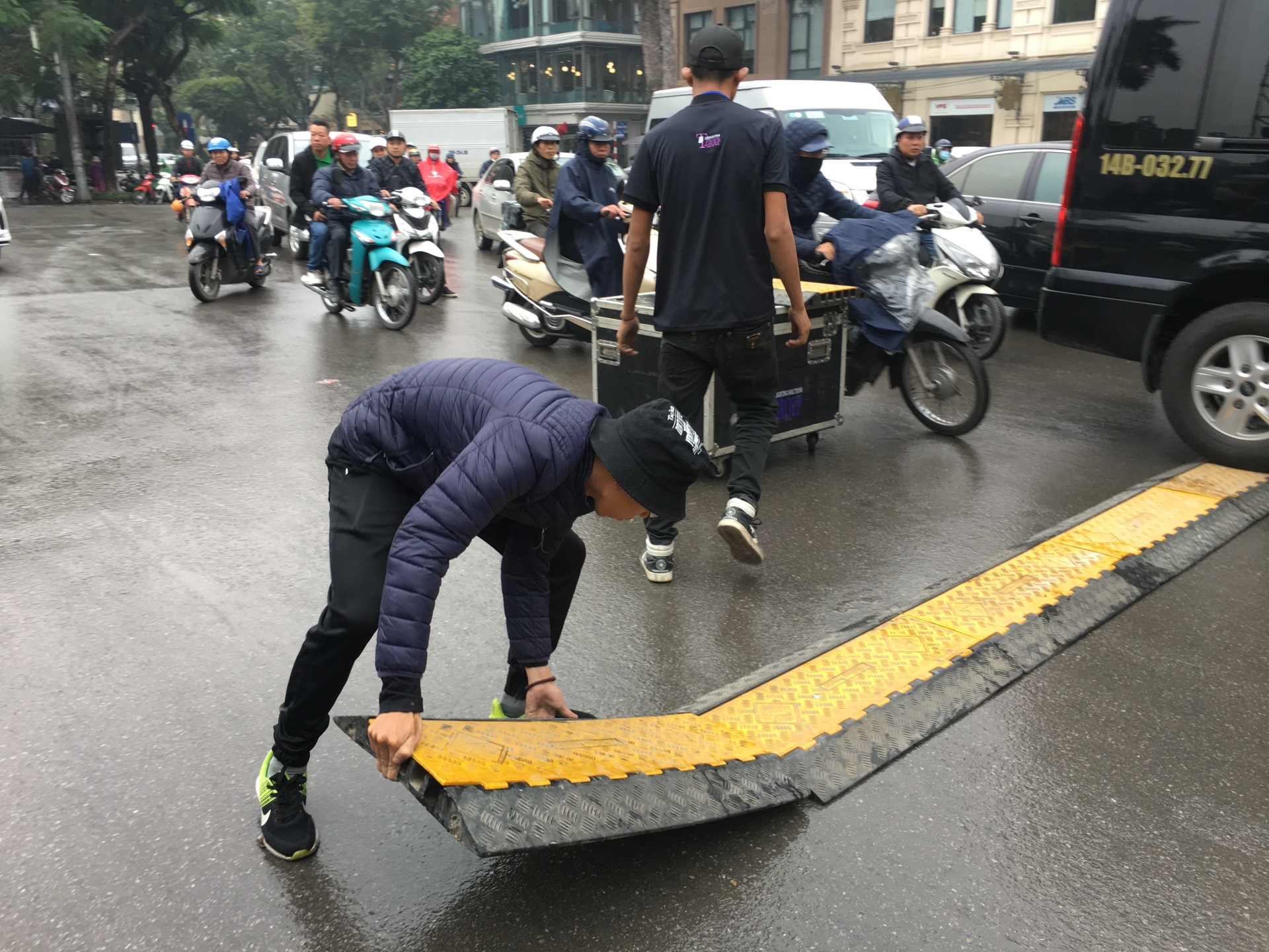 san khau da san sang nhieu nguoi lao dong hao hung don cho bua tiec countdown