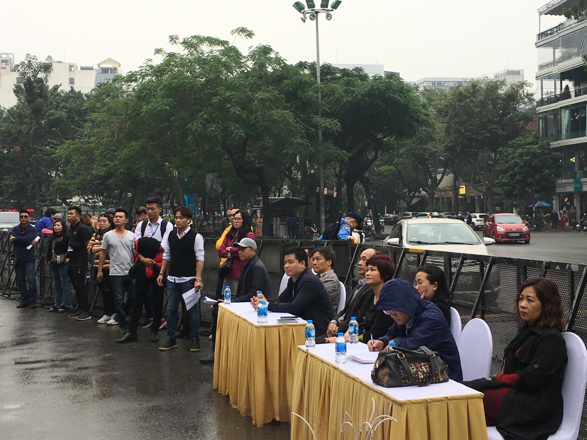 san khau da san sang nhieu nguoi lao dong hao hung don cho bua tiec countdown