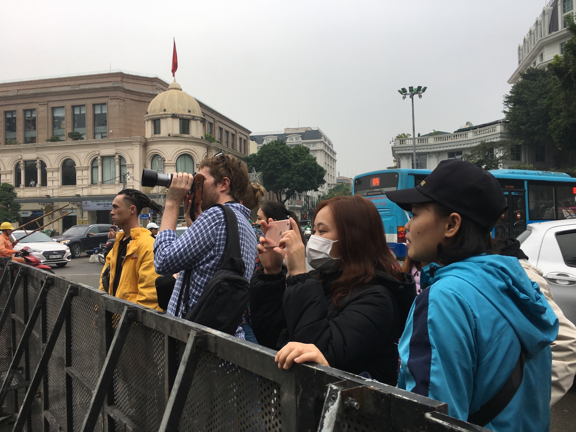 san khau da san sang nhieu nguoi lao dong hao hung don cho bua tiec countdown