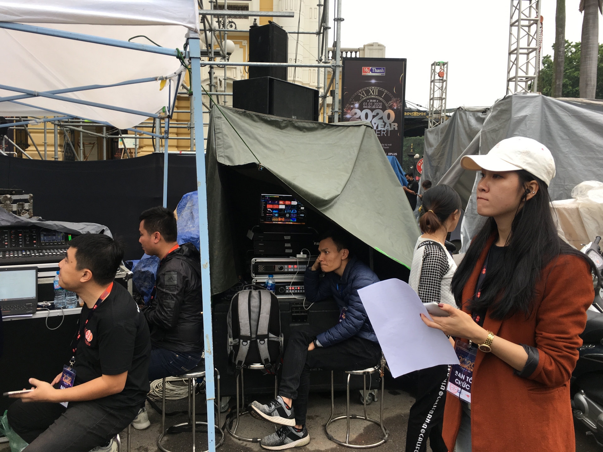 san khau da san sang nhieu nguoi lao dong hao hung don cho bua tiec countdown