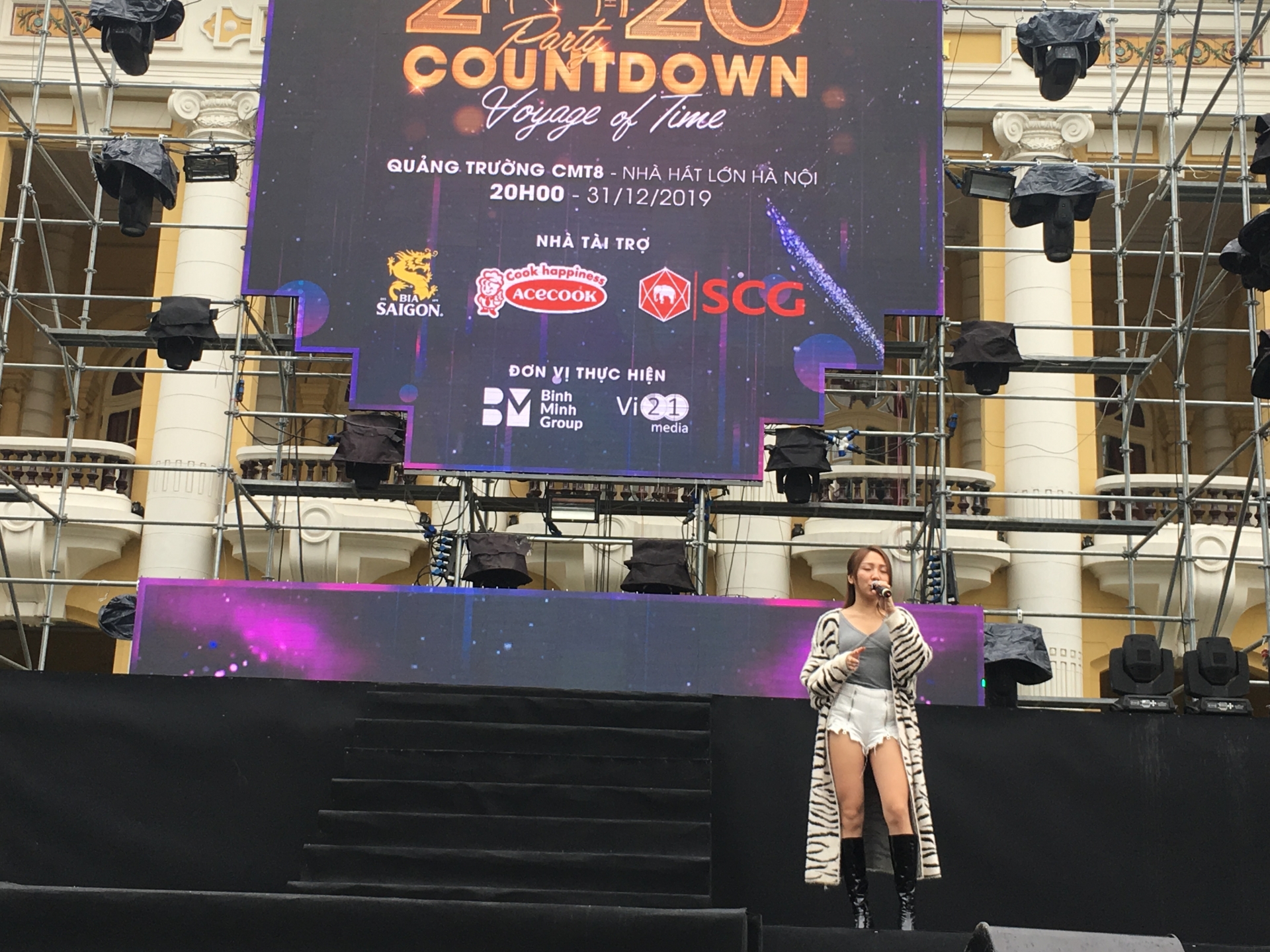 san khau da san sang nhieu nguoi lao dong hao hung don cho bua tiec countdown