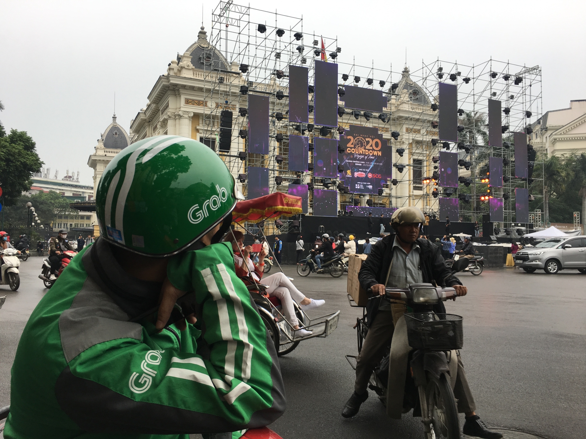 san khau da san sang nhieu nguoi lao dong hao hung don cho bua tiec countdown