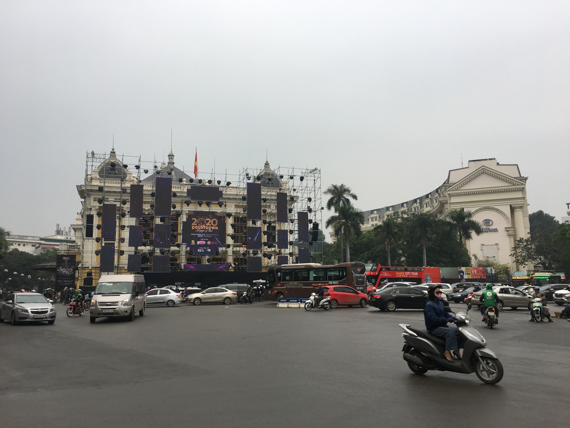 san khau da san sang nhieu nguoi lao dong hao hung don cho bua tiec countdown