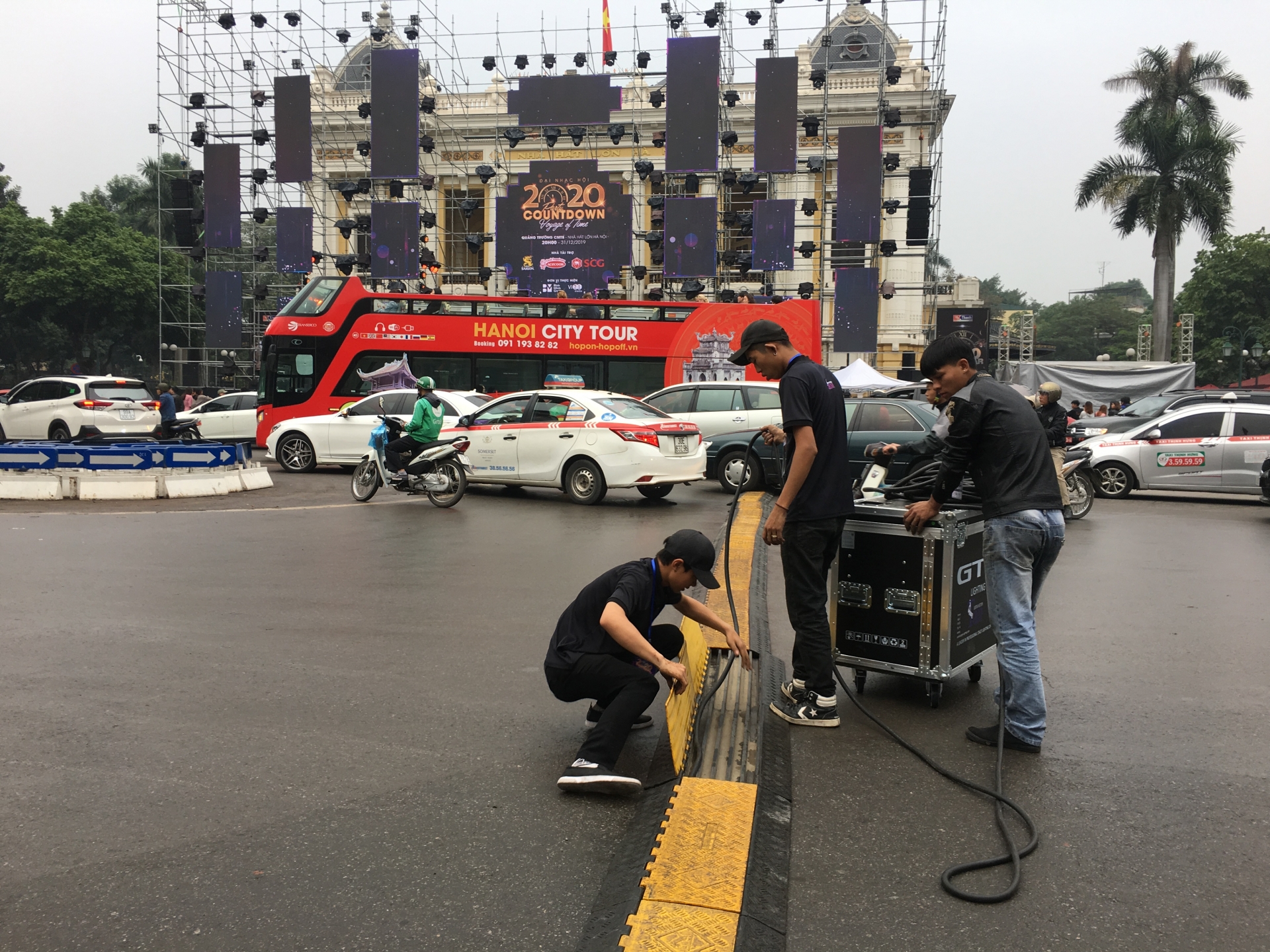 san khau da san sang nhieu nguoi lao dong hao hung don cho bua tiec countdown