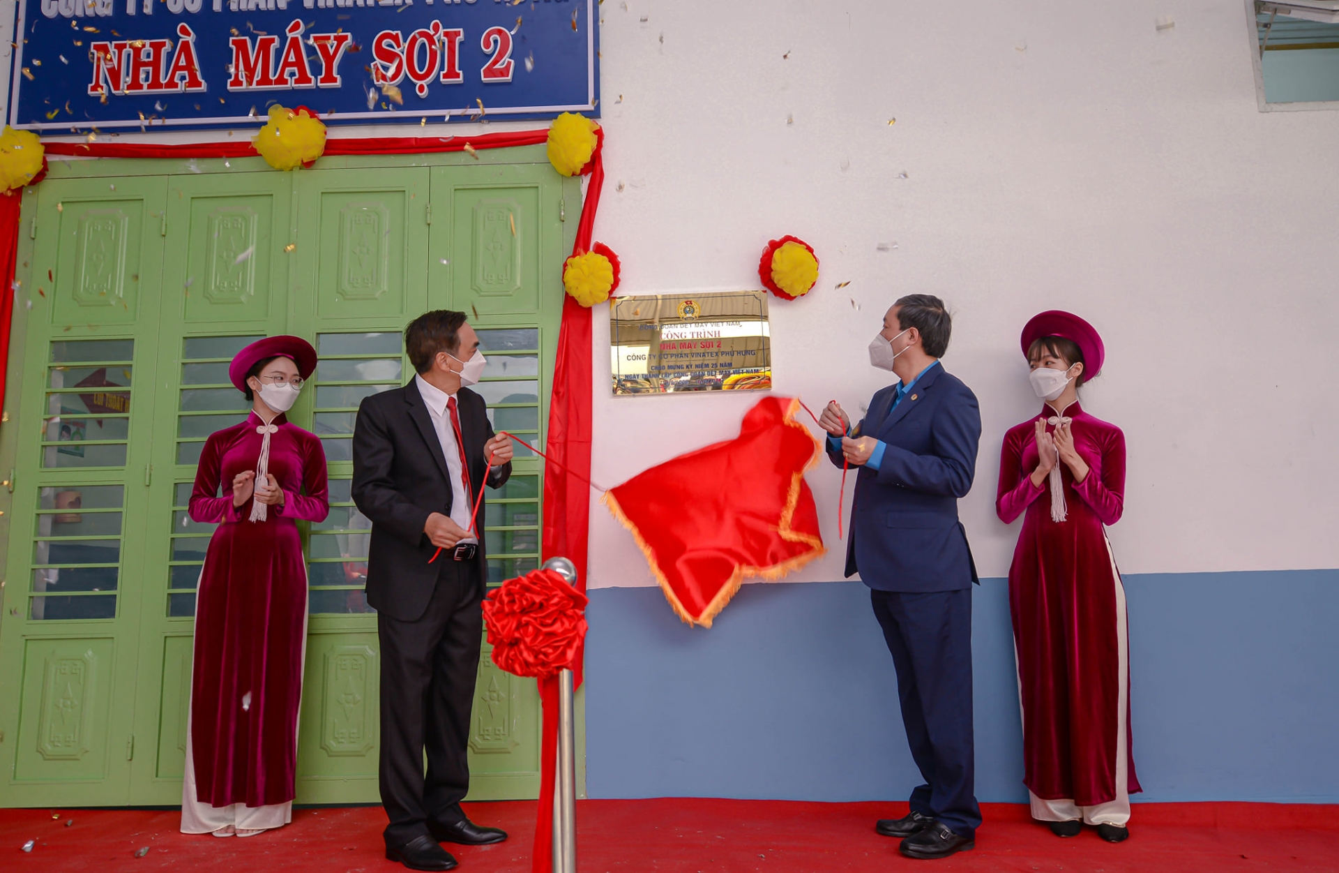 Gắn biển công trình chào mừng 25 năm thành lập Công đoàn Dệt May Việt Nam