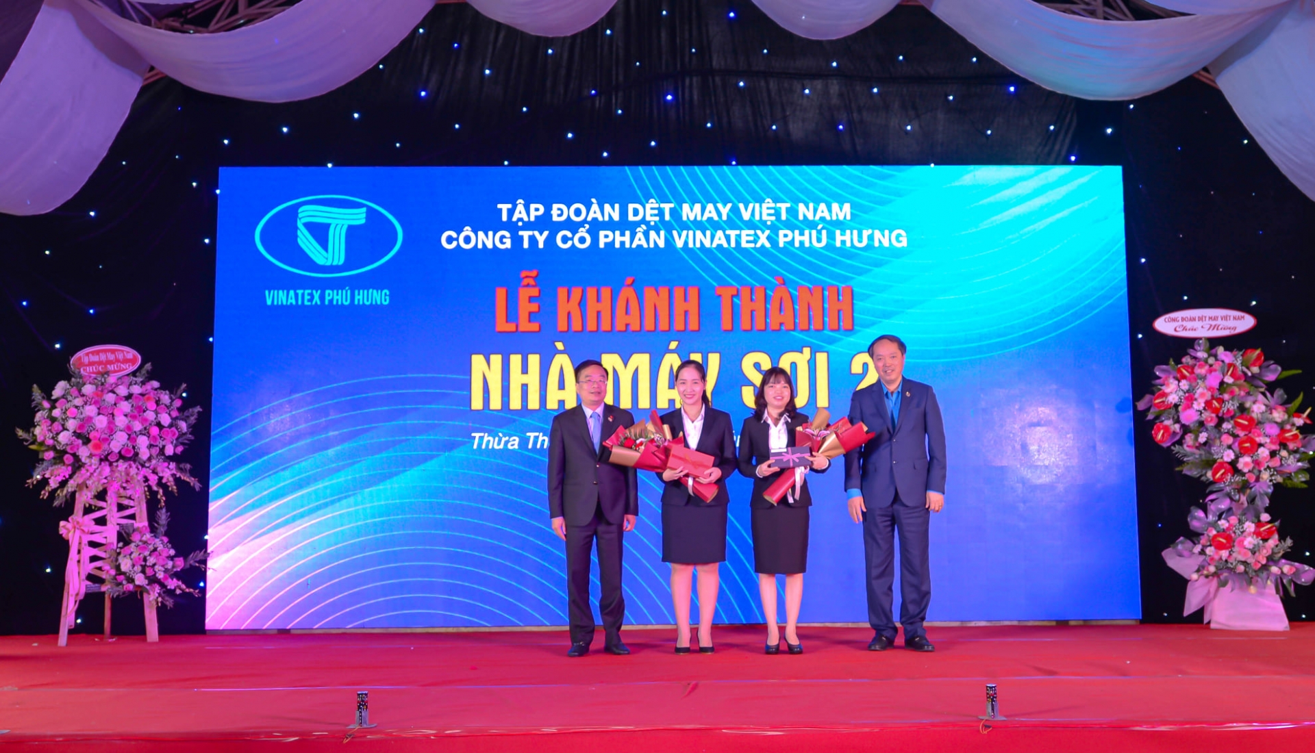 Gắn biển công trình chào mừng 25 năm thành lập Công đoàn Dệt May Việt Nam