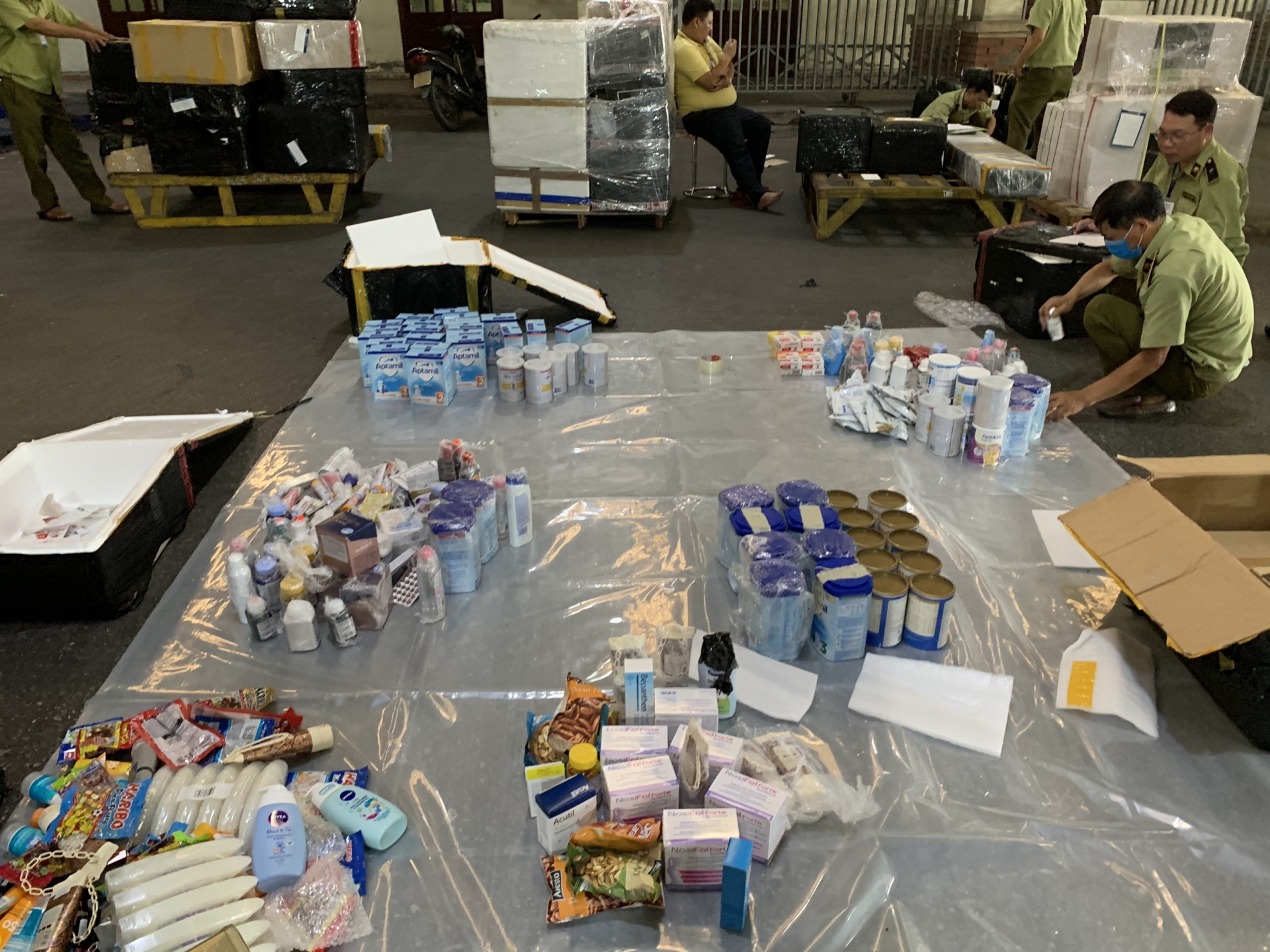 Trong 1 tháng, Quản lý thị trường xử lý 2 vụ chuyển hàng lậu qua đường hàng không trong 1 thang quan ly thi truong xu ly 2 vu chuyen hang lau qua duong hang khong