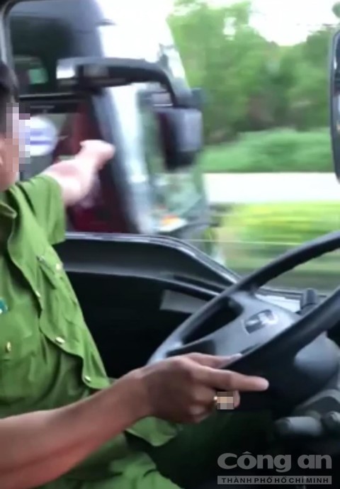 Đoàn xe Công ty Doosan Việt Nam nghênh ngang cản đường xe chữa cháy doan xe cong ty doosan viet nam nghenh ngang can duong xe chua chay