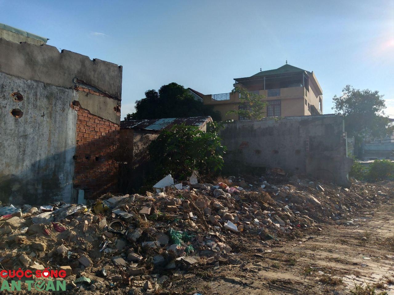 da nang tuyen duong noi cac diem du lich ngap rac thai xay dung