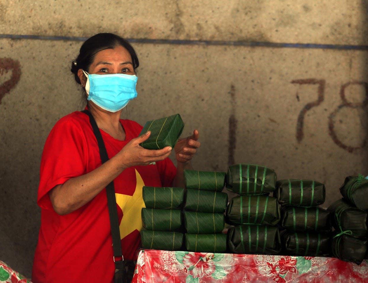 Tiểu thương Đà Nẵng mặc áo Cờ đỏ Sao vàng chủ động thực hiện các biện pháp phòng dịch tieu thuong da nang mac ao co do sao vang chu dong thuc hien cac bien phap phong dich