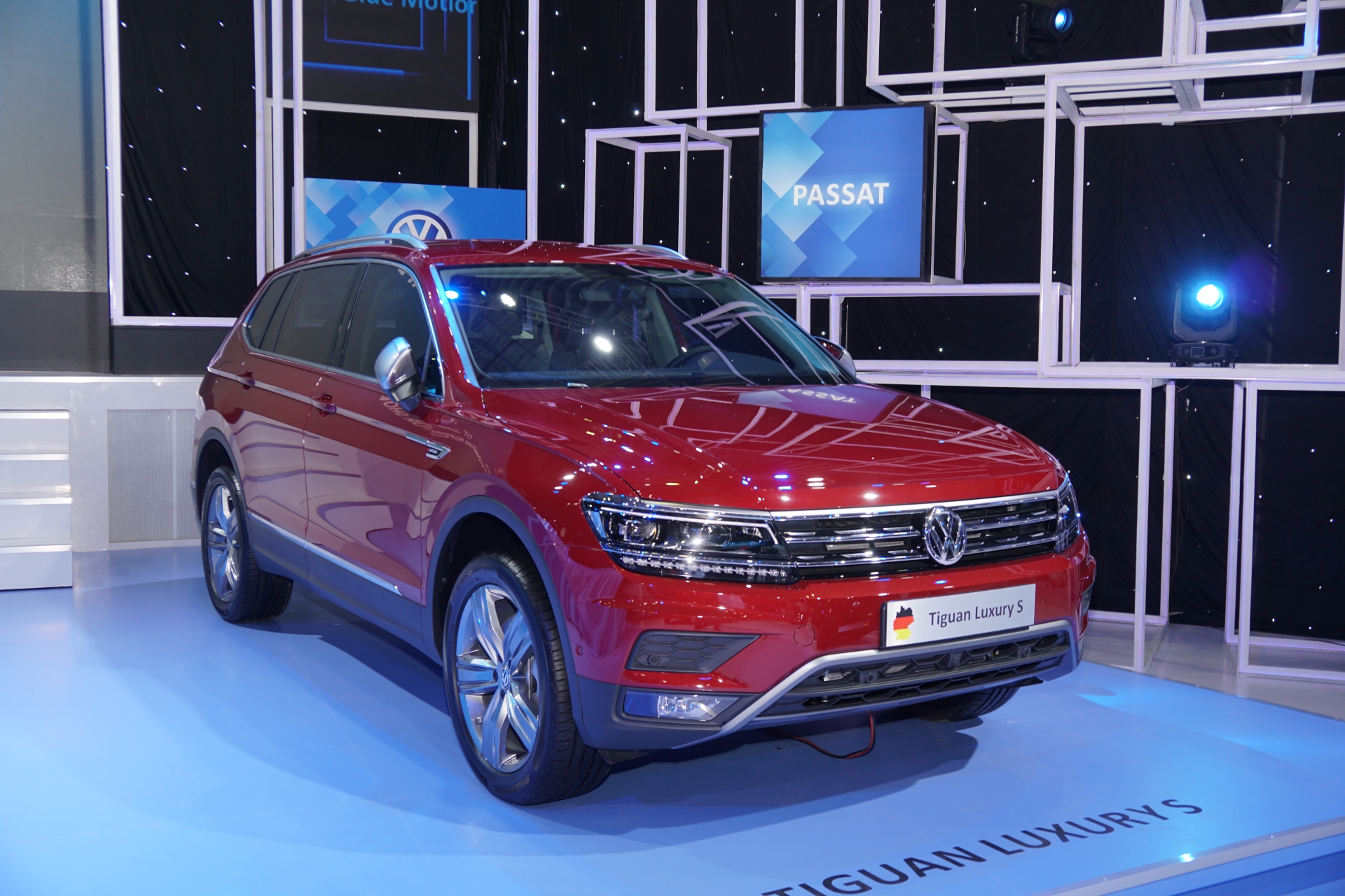 vms 2019 volkswagen cong bo gia ban ma u suv cao cap touareg 2019