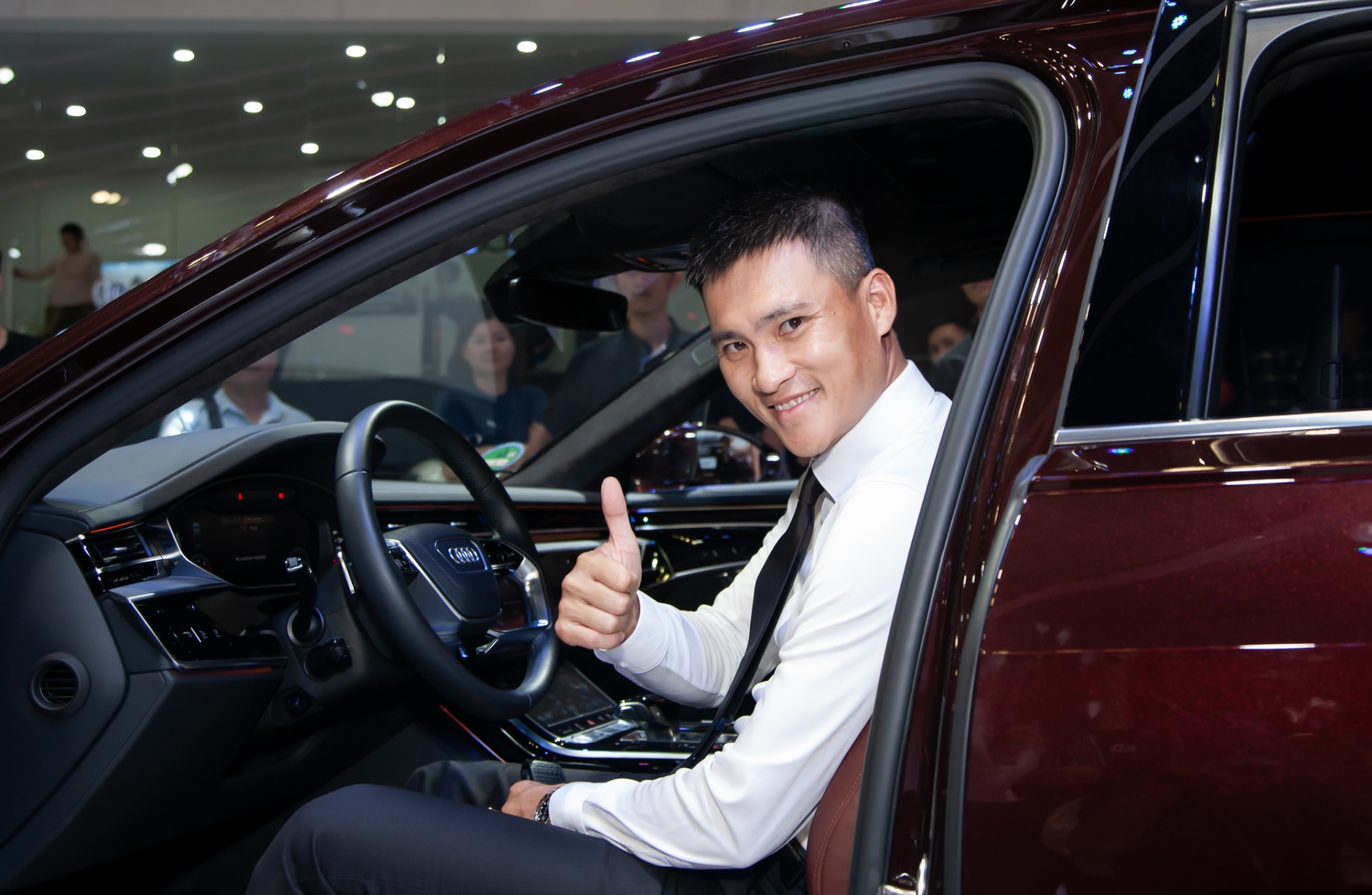 sao viet hung thu tham quan gian hang audi tai vms 2019