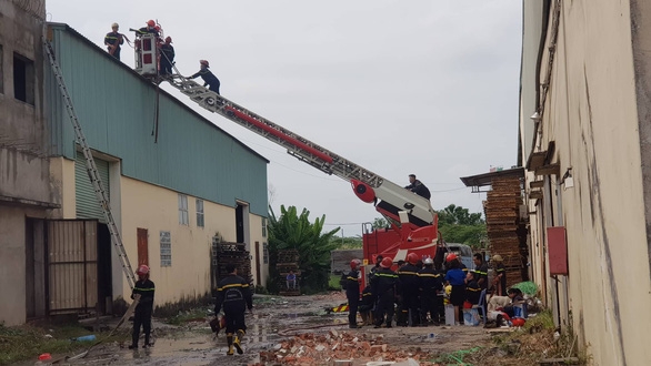 Cháy lớn, khói lửa ngùn ngụt ở nhà kho quận Bình Tân chay lon khoi lua ngun ngut o nha kho quan binh tan