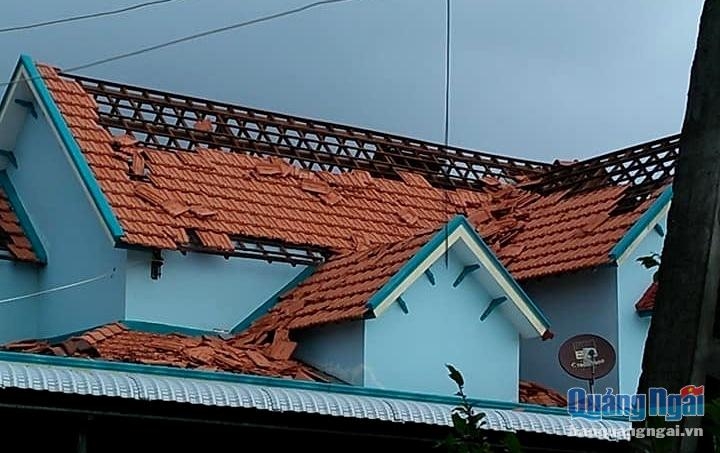 Bão số 5: Hàng trăm ngôi nhà ở Quảng Ngãi bị tốc mái