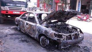 Ô tô bất ngờ bốc cháy ngùn ngụt trên phố