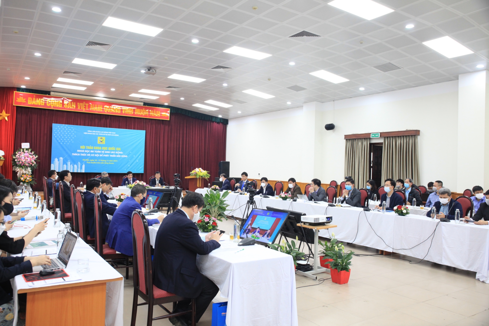 Xây dựng xã hội an toàn trong bối cảnh cuộc Cách mạng công nghiệp lần thứ tư và đại dịch Covid-19 Xây dựng xã hội an toàn trong bối cảnh cuộc Cách mạng công nghiệp lần thứ tư