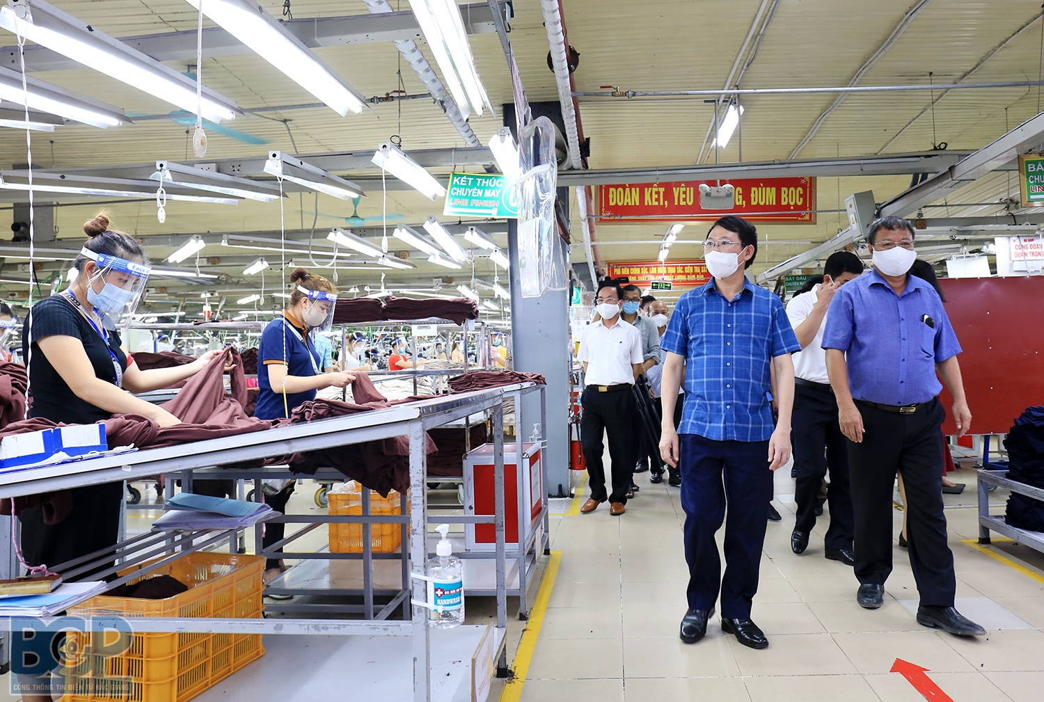 Sống chung, an toàn với dịch bệnh