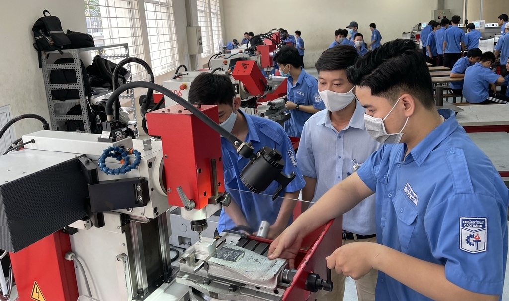 Tiếp tục hoàn thiện các cơ chế, chính sách