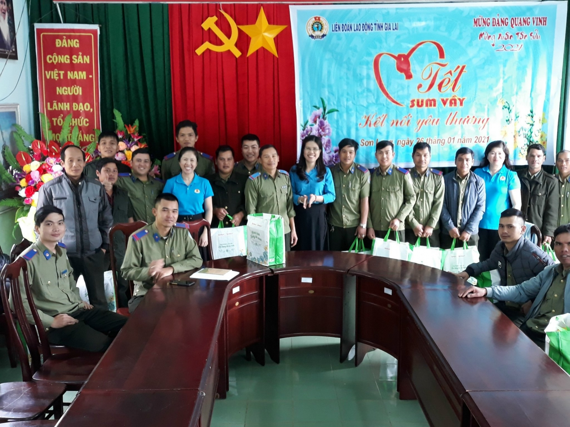 Mang Tết đến với những người ngày đêm canh giữ rừng