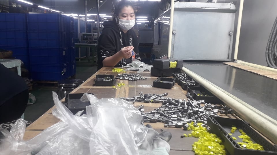 Công nhân vùng dịch gồng mình vượt “bão” Covid